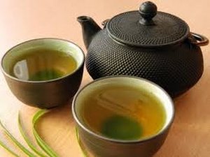 Salud ecológica y los tratamientos naturales contra el cancer: tazas con infusión