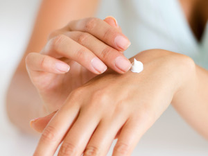 Salud Ecológica cuida tu piel: crema en las manos.